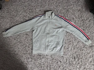 Moncler Maglia Cardigan - Tja, säljer en riktigt fet Moncler Maglia till ett riktigt schysst pris! Nypris ~ 8499kr vårat pris 1399kr! Pris ej hugget i sten✌️💸