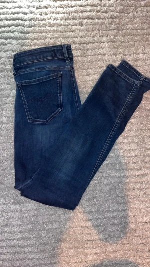 Mörkblåa replay i slimfit - Säljer ett par mörkblå slimt jeans från Replay med klassisk femficksdesign skicka 9/10 skriv vi funderingar. Mvh montaña closet