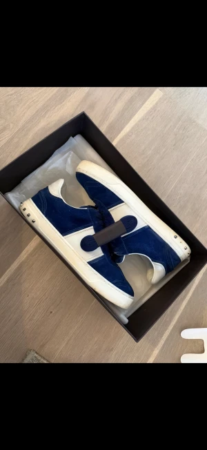 Valentino flycrew - Ett par sjuka valentino flycrew!! | Riktigt bra skick! | endast 1 nit på varje ska har lossnat, se bild 5, 6 | färgen är den mest eftertraktade!🙌