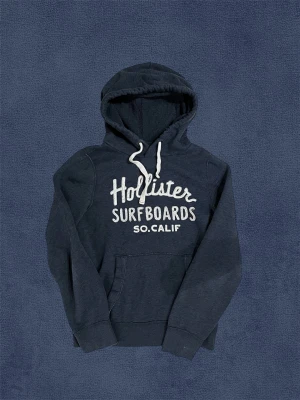 Hollister Hoodie - Hoodie från Hollister! Bra skick, inga större deffekter. Storlek L, men passar också M, vänligen kolla måtten på bilderna. Skriv vid frågor