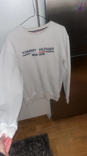 Vit sweatshirt Tommy Hilfiger L - Vit sweatshirt från Tommy Hilfiger i storlek L kan även passa M