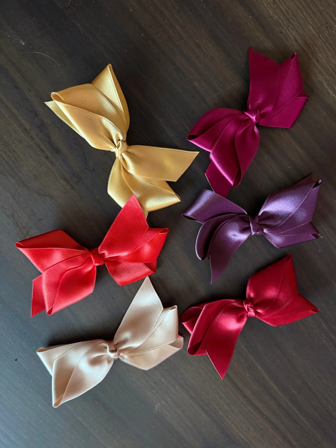 Satin rosetter i olika färger