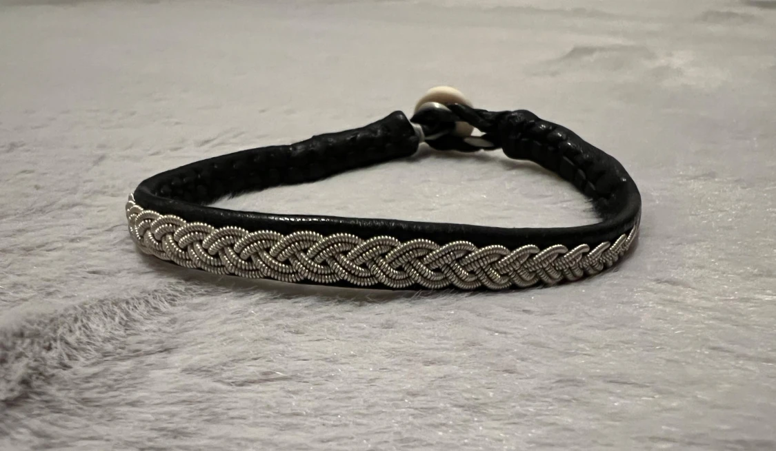 Armband: Läder & Tenntråd