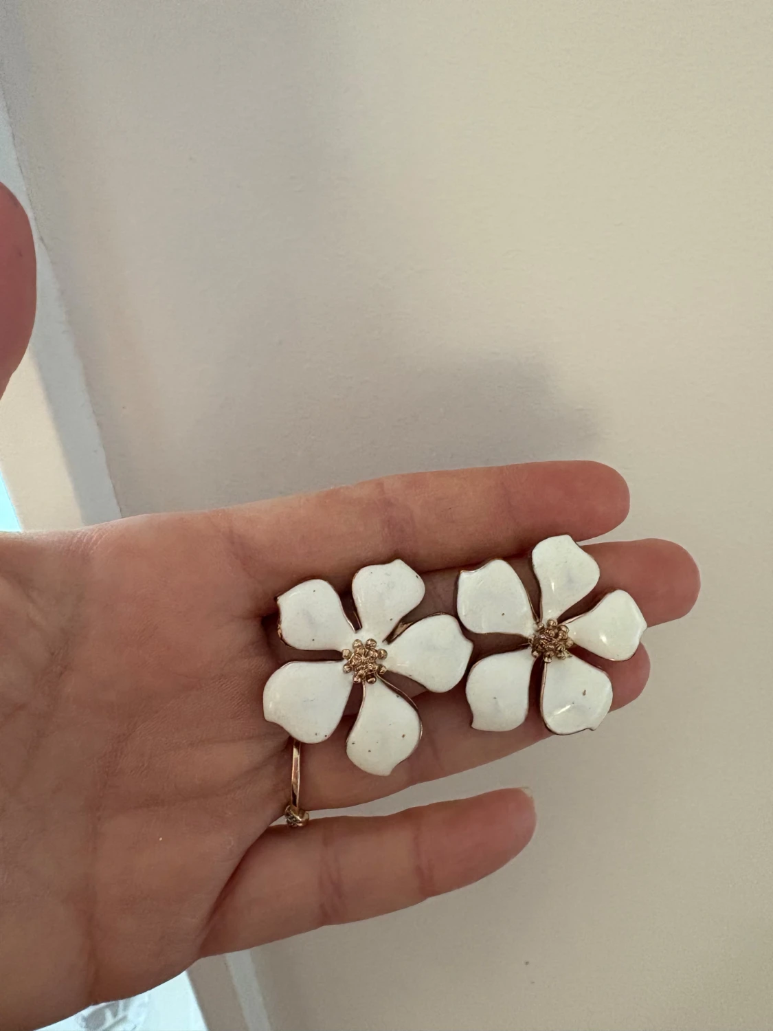 Stora vita blomformade örhängen - 2