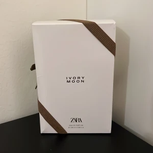 Zara Ivory Moon EdP 100ml - Zara Ivory Moon Eau de Parfum i snygg presentförpackning. Volym: 100 ml. Tillverkad i Spanien. Perfekt för dig som vill ha något stilrent och modernt i parfymhyllan.