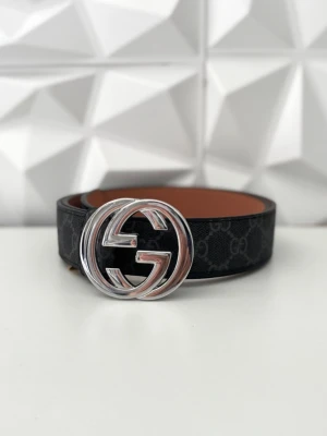 gucci bälte svart - fräscht bälte som är 110cm lång och justerbart( går gö mindre me metall nål som skickas me) skickas inom  kort tid