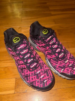 Nike Air Max Plus rosa/svart sneakers - Nike Air Max Plus sneakers med rosa och svart 