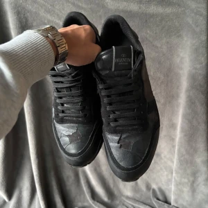 Valentino rockrunner skor - Valentino rockrunners | orginalstorlek: 42, men sitter oftast större mot 43, fråga om innermått vid osäkerhet | ingår: endast skorna | skriv vid frågor 