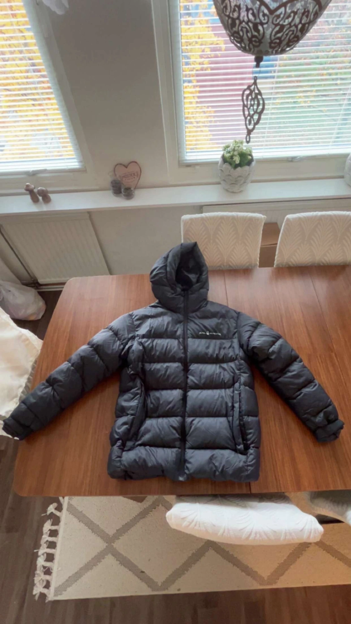 Svart dunjacka med huva från Dobsom