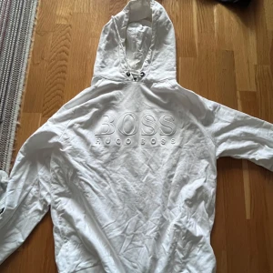 Vit hoodie från Hugo Boss - Vit hoodie från Hugo Boss, storlek L. Väldigt bra skick då den inte har används så mycket. 