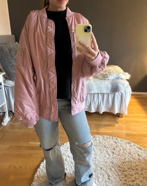 Rosa bomberjacka - Cool oversized bomberjacka i ljusrosa från H&M. Jackan har fickor med knappar plus ficka på ärmen. Storlek XS men passar även S och M. Använd fåtal gånger men är som ny!💝💝