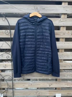 Mörkblå Cardigan - Schysst lite tunnare cardigan. Storlek L. Fint skick 