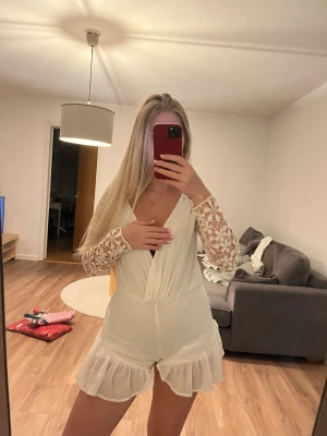 Playsuit - Vit playsuit, för liten på mig därför den sitter konstigt. Storlek 14 men sitter som XS