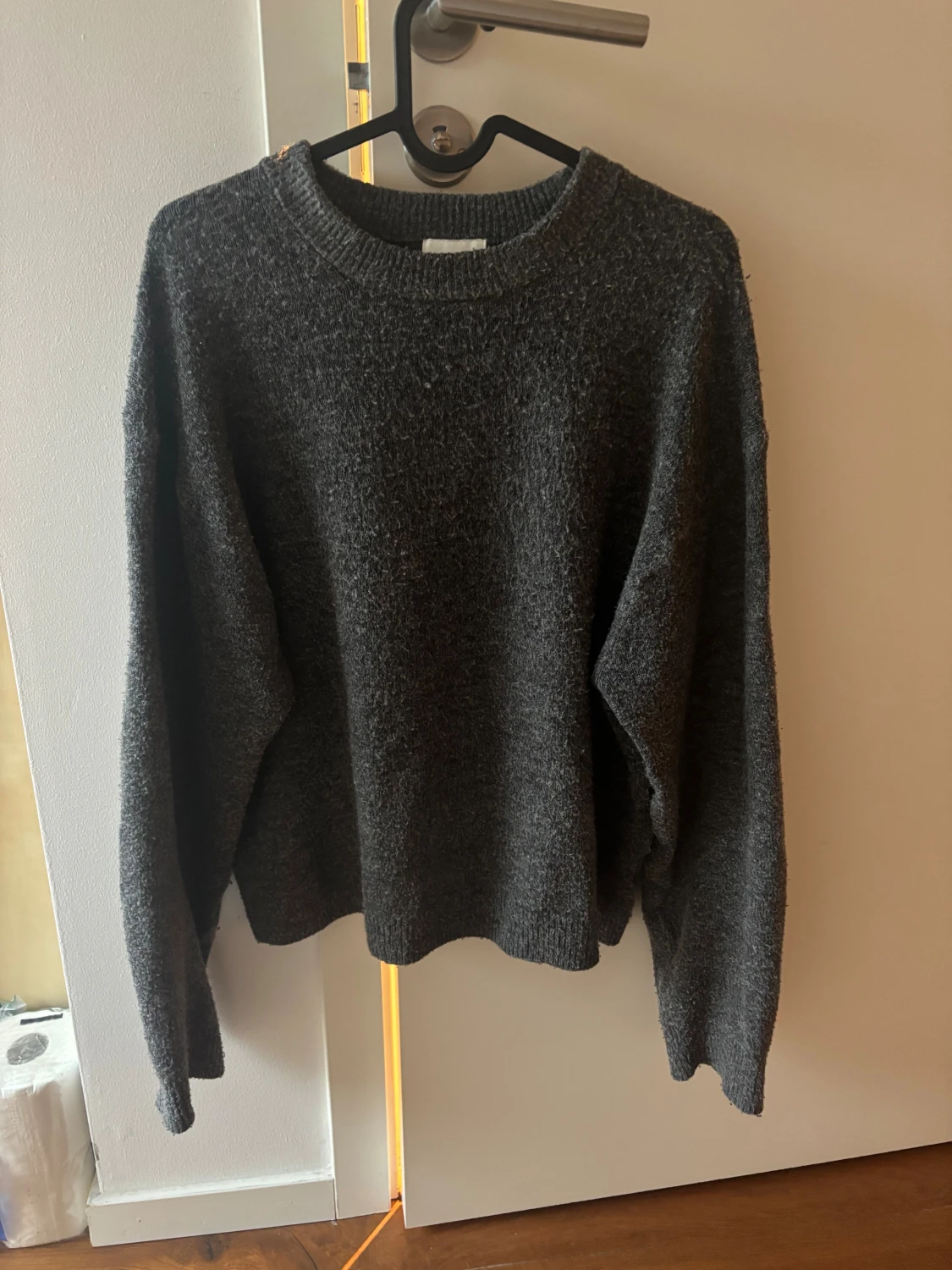 Mörkgrå stickad tröja