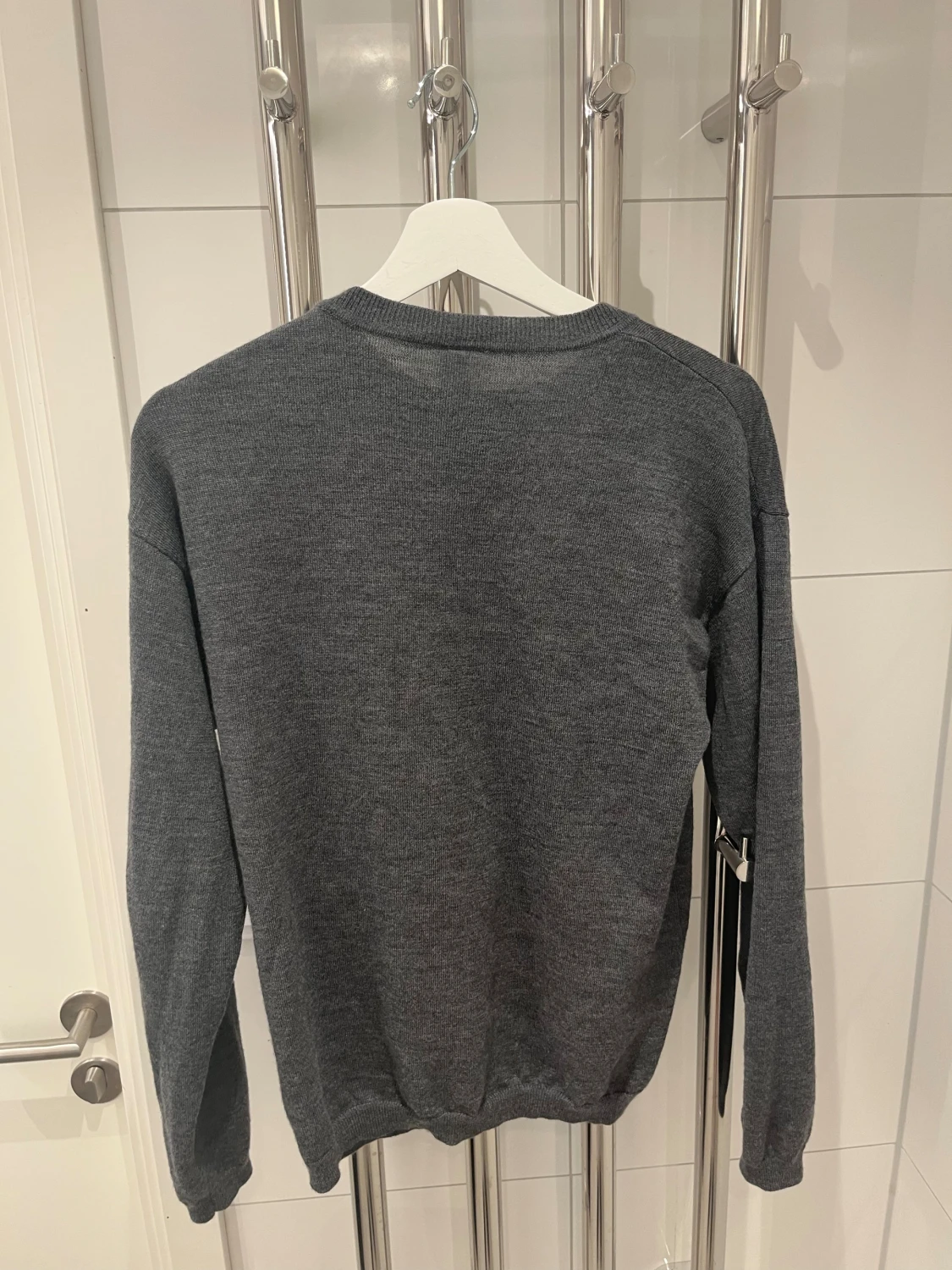 Mörkgrå stickad tröja i merinoull  - 1