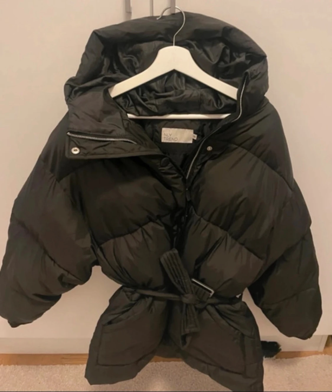 Svart pufferjacka från NLY Trend - 1