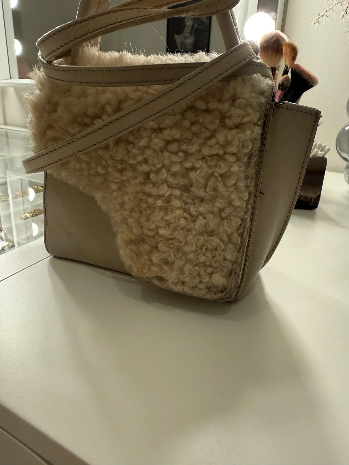 Beige handväska med pälsdetaljer - 1