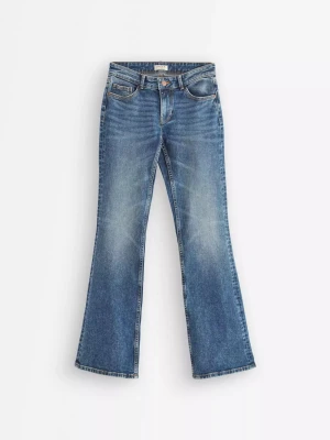 Blå bootcut jeans från Lindex - Snygga blå jeans från Lindex med klassisk bootcut-passform och fem fickor. Jeansen har en låg midja och är tillverkade i slitstarkt denim med lätt tvättad look. Perfekta för dig som gillar retrovibbar och vill ha ett par jeans med lite extra sväng i benen.