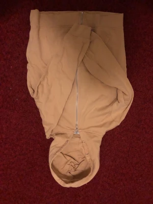 Beige hoodie med dragkedja från 157 - Säljer en beige hoodie från 157 med hel dragkedja framtill och huva. Tröjan har långa ärmar och är gjord i mjukt bomullsmaterial med fleece på insidan. Perfekt för chill dagar och enkel att matcha med jeans eller mjukisbyxor.