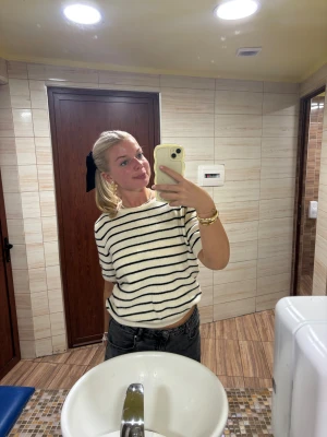 Stickad randig t shirt  - Använd fåtal tillfällen. Inte nopprig eller tråkig i materialet. Storlek L men skulle säga att den är mer en m. Finare lite oversized 