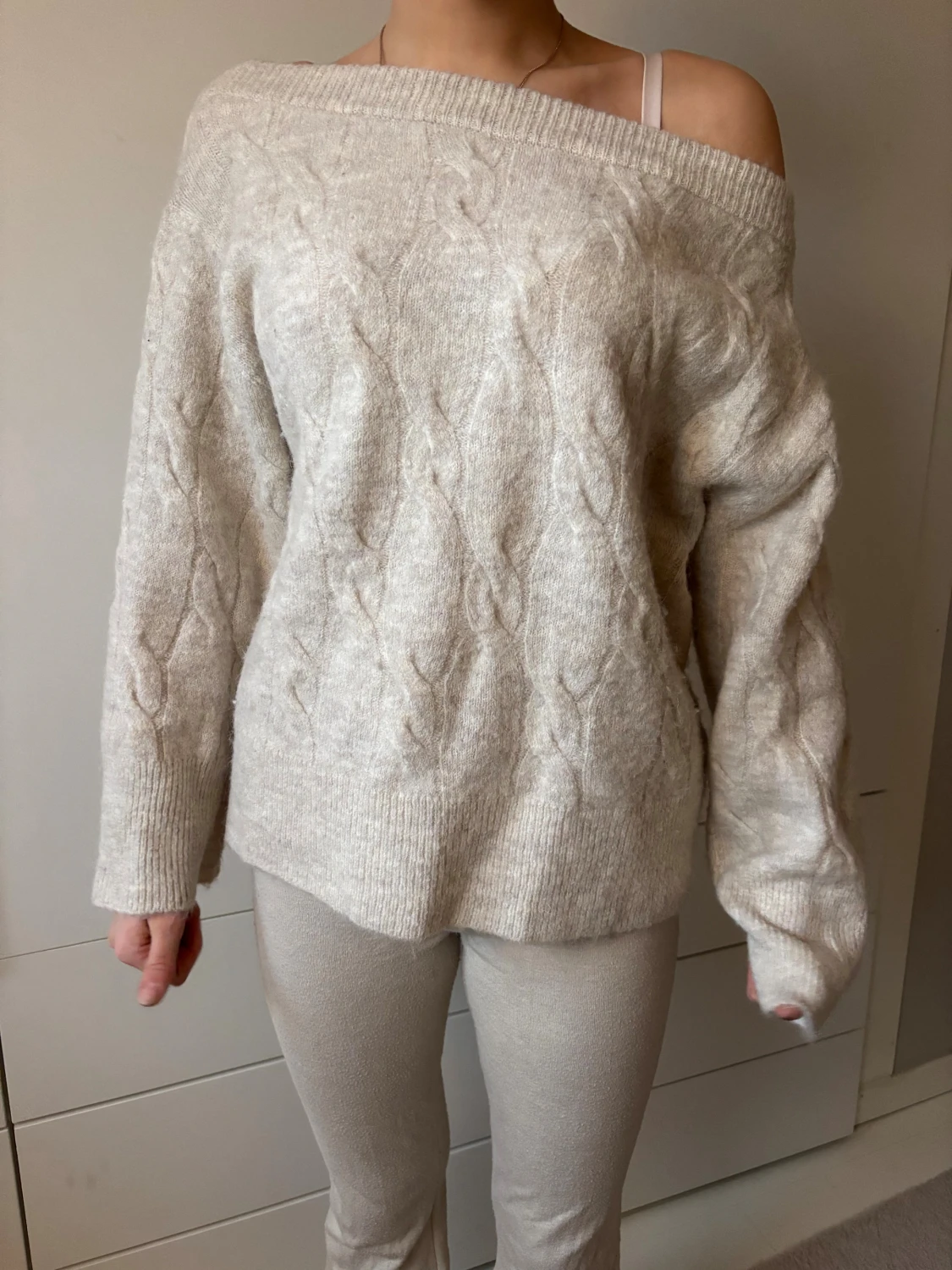 Beige stickad offshoulder tröja - 1