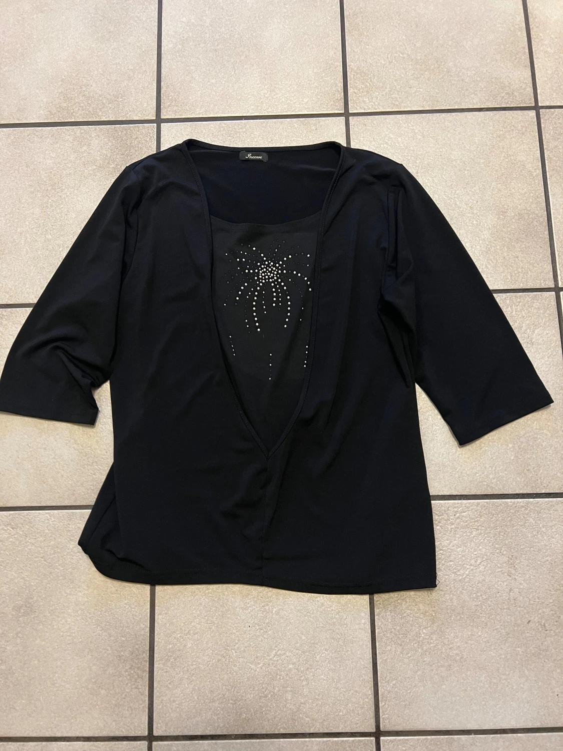 Svart topp med paljettdetalj från Incense storlek M