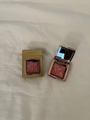 Hourglass Blush - Luminous Flush - Hourglass Blush i färgen Luminous Flush. Endast testad. 
