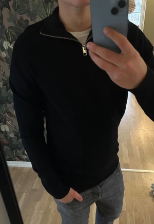 Svart halfzip - Svart stickad halfzip från Jack & Jones i storlek S. Inga defekter. Snygg svart färg. Hör av dig vid funderingar, priset är inte hugget i sten🤲🙌