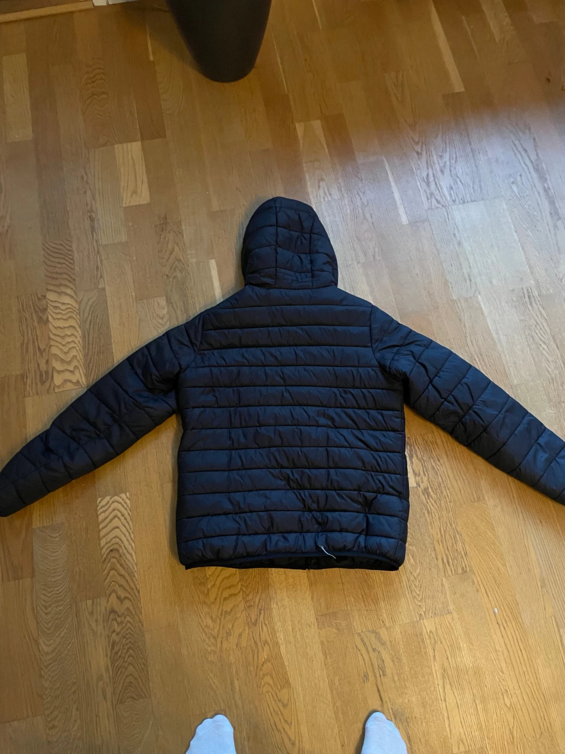 Svart pufferjacka med huva storlek 164