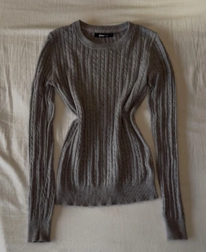 Långärmad tröja GinaTricot  - Ljusgrå kabelstickad tröja ifrån Gina Tricot 🩶 storlek XS, normal i storleken. Använd men väldigt fint skick!! Har även en likadan i marinblå till salu, kan fås till paketpris 💙