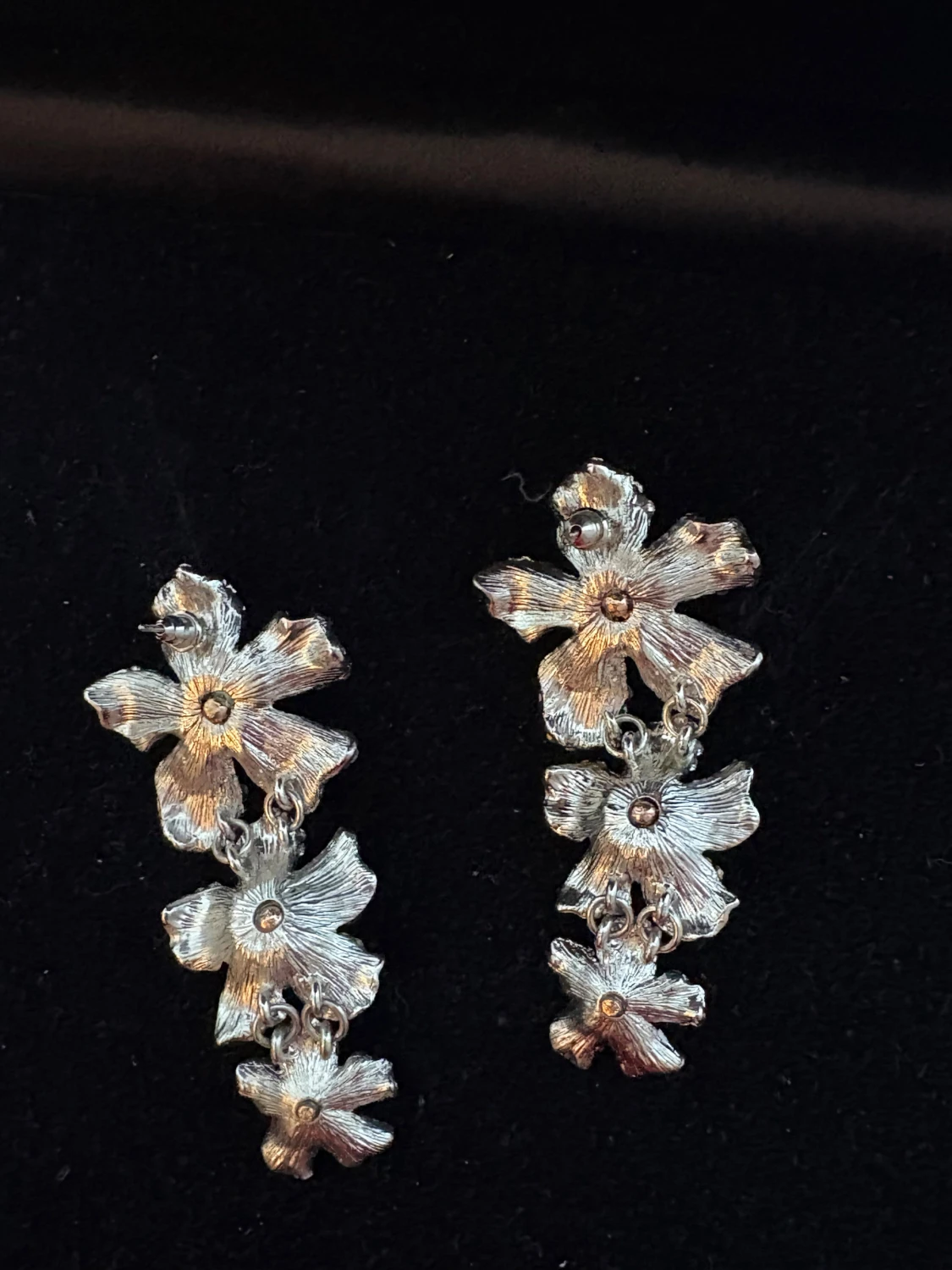 Glittriga blomformade örhängen i silver - 1