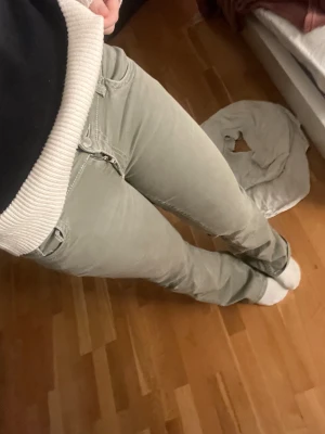 Uttvättade gröna Nelly jeans! - Snygga ljusgröna Nelly jeans. Använd bra del! Den har ”tuggade” ändor i slutet pga av jag är lite för kort i benen för jeansen. Köpta i maj 25 så är ändå rimligt nya men användes bra! Om frågor skriv privat💗