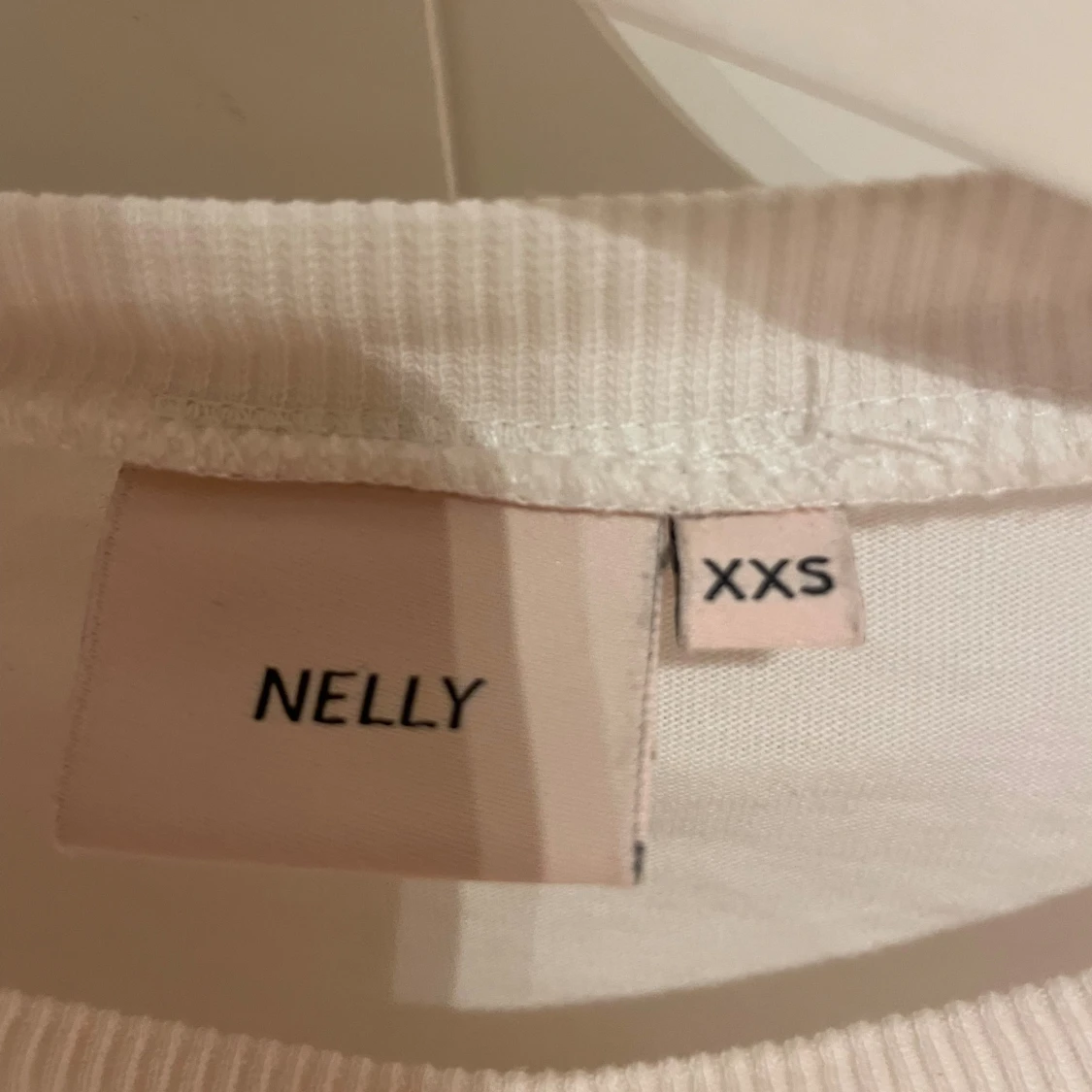 Vit croppad topp med knyt från Nelly - 2