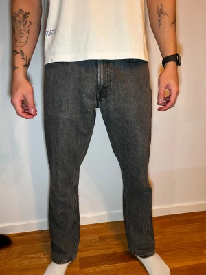 Grå jeans från Vailent XS - Säljer ett par grå jeans från Vailent i storlek XS. Modellen har raka ben och klassisk femficksdesign. Jeansen har en mörkgrå tvätt och är tillverkade i slitstarkt bomullsmaterial. Perfekt för dig som gillar en enkel och clean look.