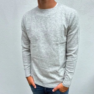 Kashmir tröja - Ljusgrå Kashmir Sweatshirt | Storlek M | Modellen är 177cm lång, passar lite längre | Använd 1 gång, därför toppskick utan defekter | Hör av vid frågor🌟