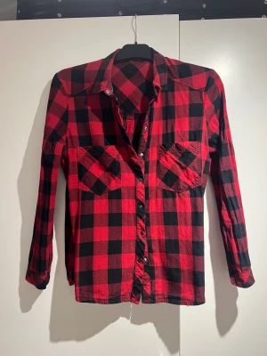 Flanellskjorta  - Röd flanellskjorta från Bershka strl M (ganska liten) så passar mer S🩷