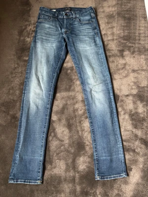Blåa jeans från Jack och Jones  - Snygga blå jeans från Jack & Jones, säljer då dem inte kommer till så mycket användning längre. Dem sitter riktigt bra med en slim passform, ny pris 1200, storlek 28/32