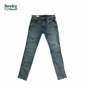 Replay Anbass Hyperflex ljusblå jeans - Säljer ett par Replay Anbass Hyperflex jeans i ljusblå tvätt med slim fit. Klassisk femficksmodell, snygga kontrastsömmar och läderpatch bak i midjan. Stretchigt material för extra komfort och smal passform. Perfekt för dig som gillar stilrena och moderna jeans. Använda lite men inga defekter förutom på bild 6 där loggan har slitits upp ungefär 5 mm som ej syns utan noga inspektering och som inte påverkar funktionen. Jeansen är i storlek 32/34
