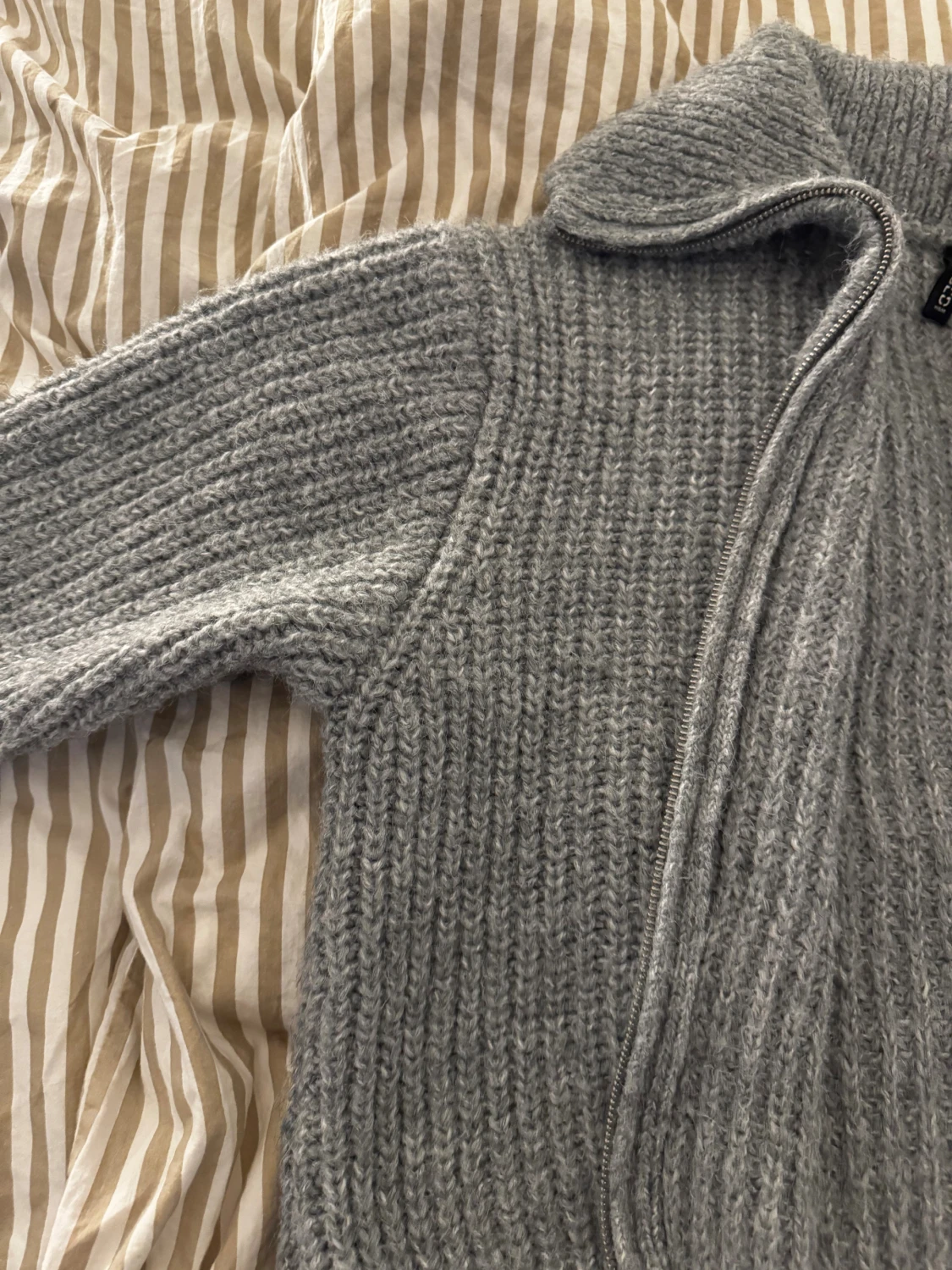 grå stickad zip gröja  - 3