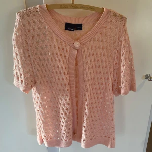 Rosa stickad kofta - Säljer en rosa stickat kofta som jag har köpt i en vintage butik i LA! Superfint skick och ser nu ut! 🩷