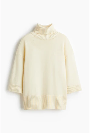 H&M stickad tröja - Säljer denna stickade tröja ifrån hm i storlek xxs men är lite oversized så sitter mer som en XS/ S. Använd 2 gånger. 