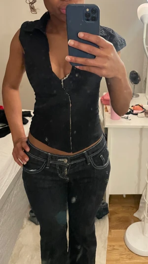  Blåa ultra low lågmidjade jeans - Mörkblå lågmidjade jeans. Som sitter sjukt bra på kroppen. Dessa är avklippta där nere och aldrig använda.