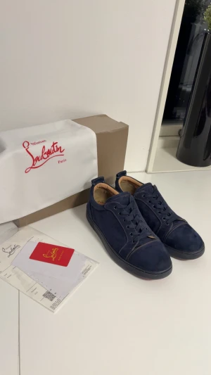 Mörkblå mocka sneakers från Louboutin - Tja! Säljer ett par tvärfeta Christian Louboutin i färgen mörkblå, de är inte använda jätte mycket och har inga tydliga slitmärken. Hör av er över minsta fundering 