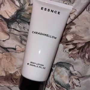 ESSNCE Carashmellow Body Lotion - Body lotion från ESSNCE i doften Carashmellow. Kommer i en stilren vit tub med svart lock och rymmer 200 ml. Perfekt för dig som gillar söta dofter och vill ha en återfuktande lotion i snygg förpackning. Oöppnad! 