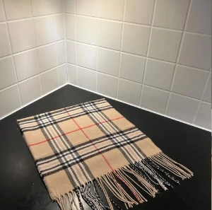 Beige rutmönstrad halsduk  - Snygg beige halsduk. Liknade burberry 