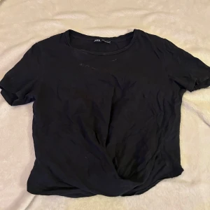 Svart topp  - Säljer en svart topp i storlek S från Zara, lite smutsig men det är bara att tvätta den, har en liten knytning vid magen som gör den extra fin.🩷