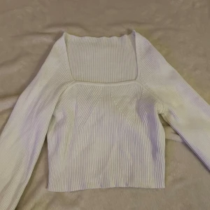 Långärmad topp  - Säljer en vit ribbad långärmad topp från Shein i storlek XS/S. Toppen sitter jättefint på.🩷