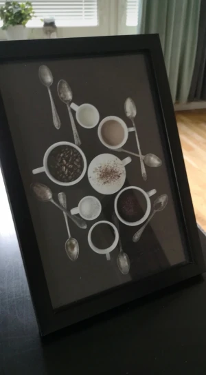 Tavla med motiv på kaffe - Fin tavla med motiv på kaffe och svart ram. Tavlan är 32x23 cm