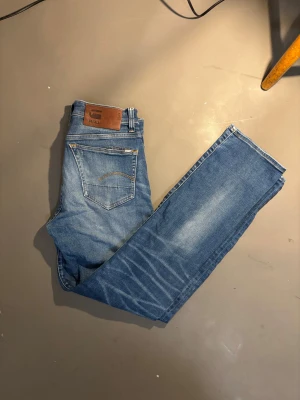 G star raw jeans - Sjukt snygga g star raw jeans i passformen straight, riktigt fin tvätt på jeansen framtil såväl som baktill.