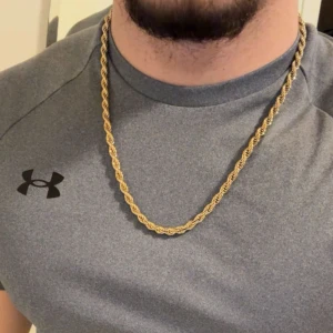 Guldfärgat Cordell halsband - Snyggt guldfärgat halsband med tvinnad kedja som ger en cool och modern vibe. Perfekt för att lyfta din outfit och ge lite extra bling. Passar både till t-shirt och skjorta, och är ett måste om du gillar statement-smycken. 60 CM / 6 MM rostfritt stål